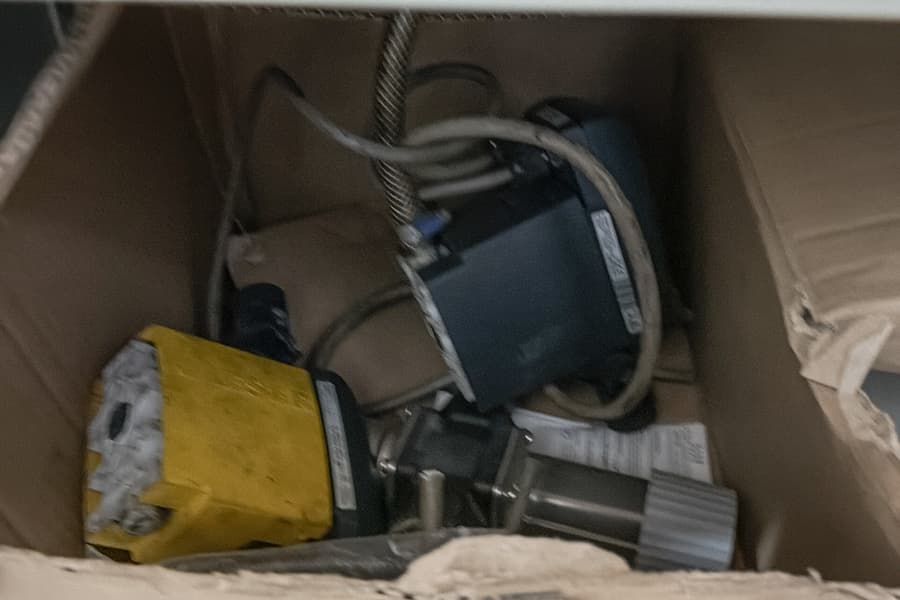Karton mit Maschinenkomponenten